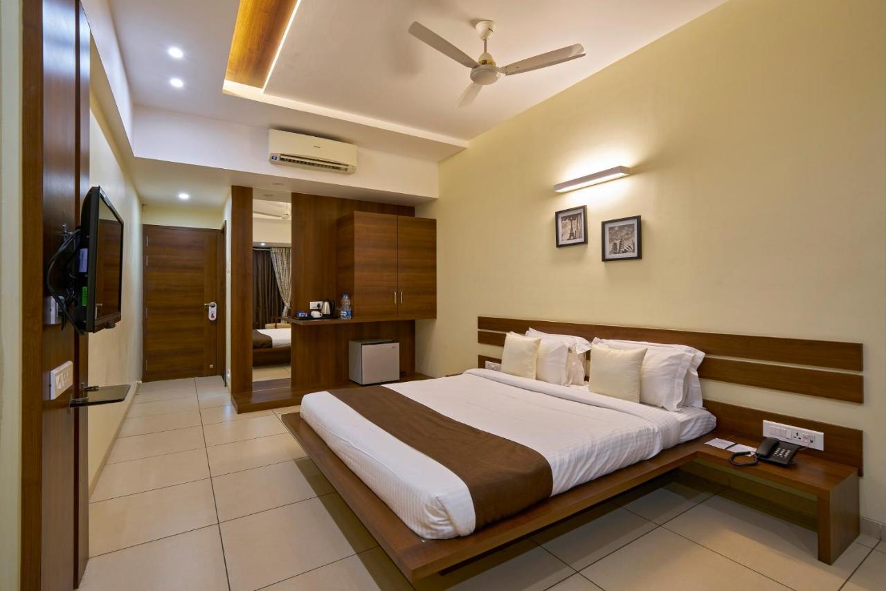Hotel 3 Leaves Colhapur Exterior foto